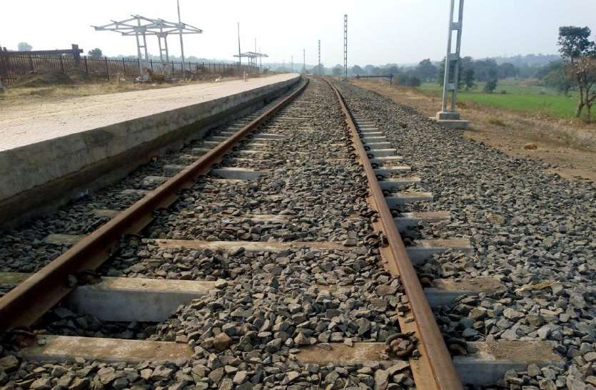 Railway: चार ट्रक में 100 टन प्याज लेकर पहुंचा व्यापारी, नहीं आई किसान रेल, यह थी वजह Railway: चार ट्रक में 100 टन प्याज लेकर पहुंचा व्यापारी, नहीं आई किसान रेल, यह थी वजह