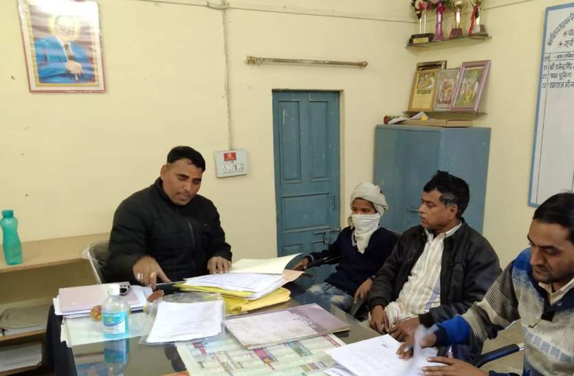 After the mother's death on the initiative of the committee, the boy begging uncle समिति की पहल पर मां के देहांत के बाद भीख मांग रहे बालक को मिला चाचा का दुलार