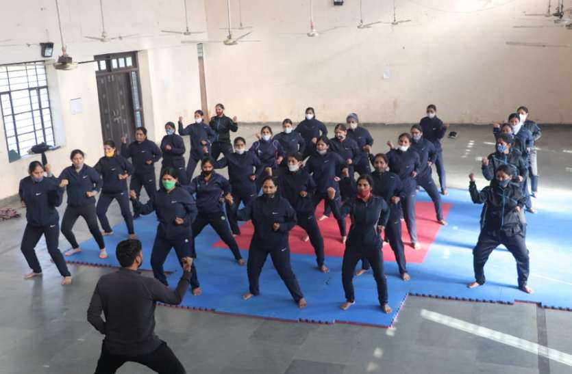 कोटा पुलिस की अनूठी पहल: अभया पुलिस सीख रही पंच व किक मारना कोटा पुलिस की अनूठी पहल: अभया पुलिस सीख रही पंच व किक मारना