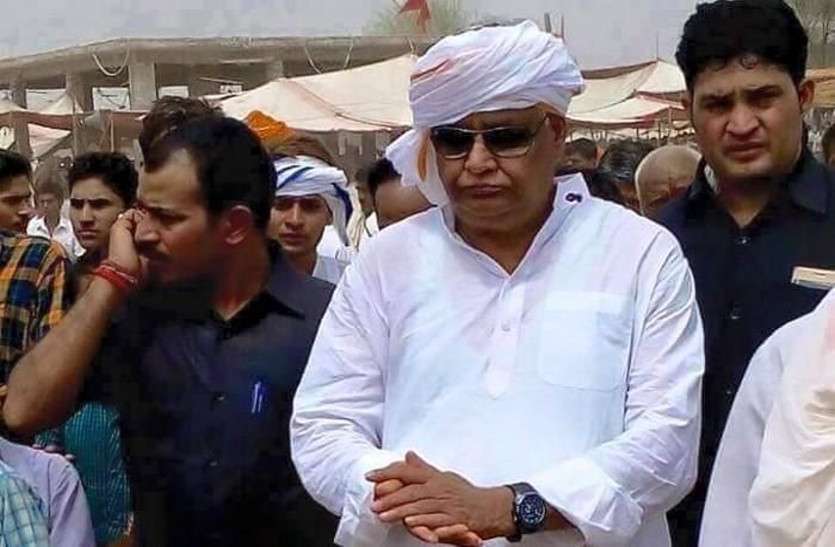Kirodi Lal Meena protest against corruption in Mahwa Dausa Kirodi Lal Meena: फिर ‘तेवर’ दिखाने सड़क पर उतरेंगे राज्यसभा सांसद, एसडीएम दफ्तर कूच के बाद देंगे धरना