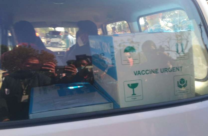 corona_vaccine_in_jaipur.jpg खुशखबरी: जयपुर पहुंची कोविड वैक्सीन की पहली खेप, पुलिस एस्कोर्ट में ले जाया गया