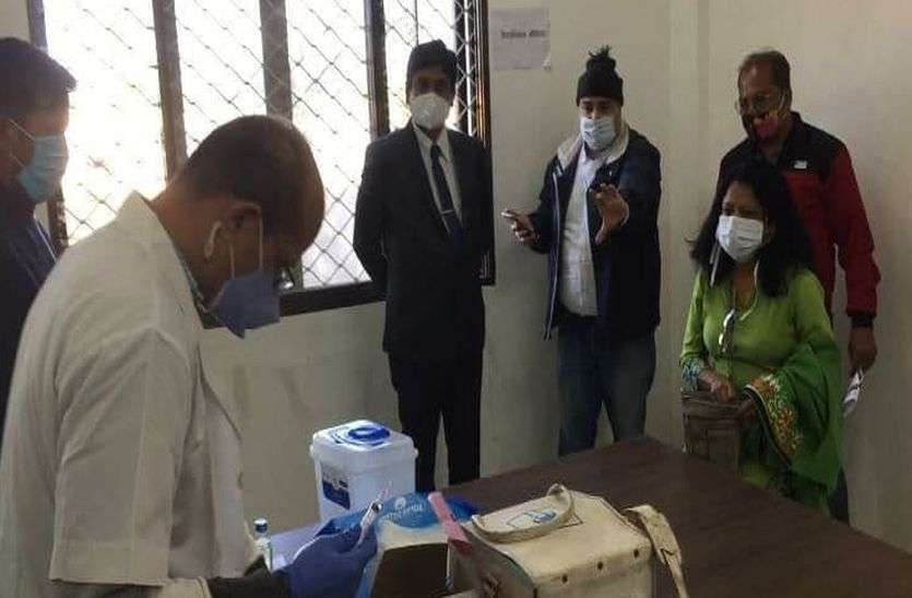 वैक्सीन लगाने नहीं पहुंचे दो लोग, नेटवर्क की समस्या से नहीं हुआ ऑनलाइन कार्य वैक्सीन लगाने नहीं पहुंचे दो लोग, नेटवर्क की समस्या से नहीं हुआ ऑनलाइन कार्य