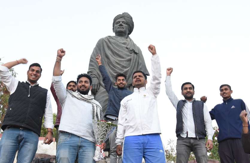सेवा के साथ युवाओं को आत्मनिर्भर बनाने पर मंथन सेवा के साथ युवाओं को आत्मनिर्भर बनाने पर मंथन