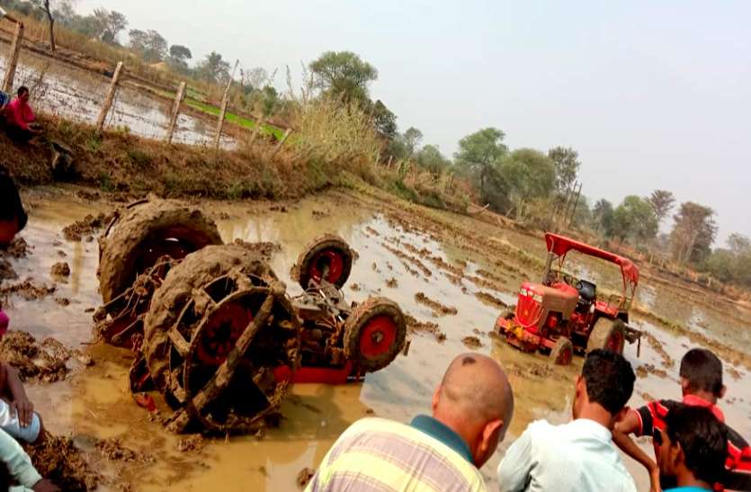 बड़े भाई को खेत के कीचड़ से निकालने गए छोटे भाई की ट्रैक्टर पलटने से मौत, बेबस होकर देखते रहे लोग बड़े भाई को खेत के कीचड़ से निकालने गए छोटे भाई की ट्रैक्टर पलटने से मौत, बेबस होकर देखते रहे लोग