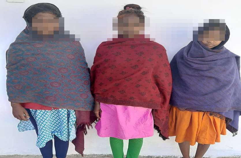 सड़क किनारे रो रही थीं 3 नाबालिग लड़कियां, पुलिस ने पूछा तो बताई युवक व महिला की ये करतूत सड़क किनारे रो रही थीं 3 नाबालिग लड़कियां, पुलिस ने पूछा तो बताई युवक व महिला की ये करतूत