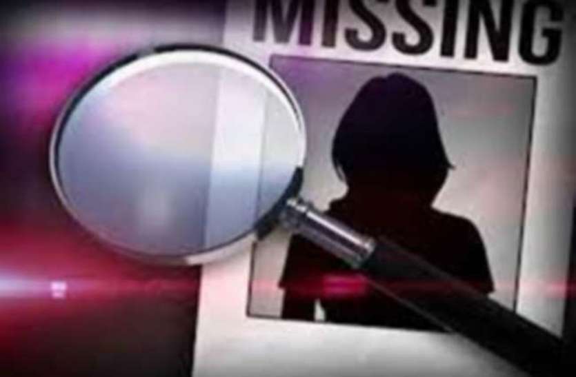 स्कूल जा रही तीन बहनें अचानक हुईं लापता, पड़ोस की लड़की भी हुई गायब, मानव तस्करी की आशंका स्कूल जा रही तीन बहनें अचानक हुईं लापता, पड़ोस की लड़की भी हुई गायब, मानव तस्करी की आशंका