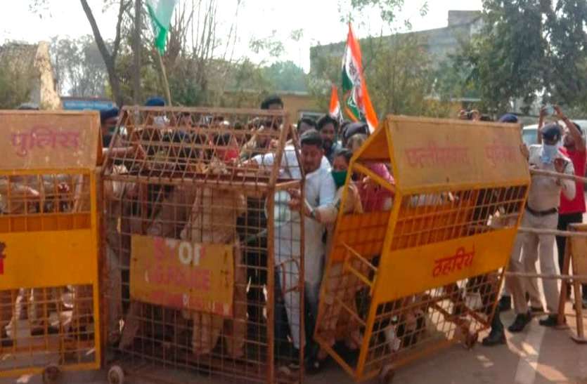 कोरोना पॉजिटिव भाजपा जिला अध्यक्ष के घर युवा कांग्रेसियों का प्रदर्शन, बीमार नेता ने पूछा मानवता मर गई है क्या ? कोरोना पॉजिटिव भाजपा जिला अध्यक्ष के घर युवा कांग्रेसियों का प्रदर्शन, बीमार नेता ने पूछा मानवता मर गई है क्या ?