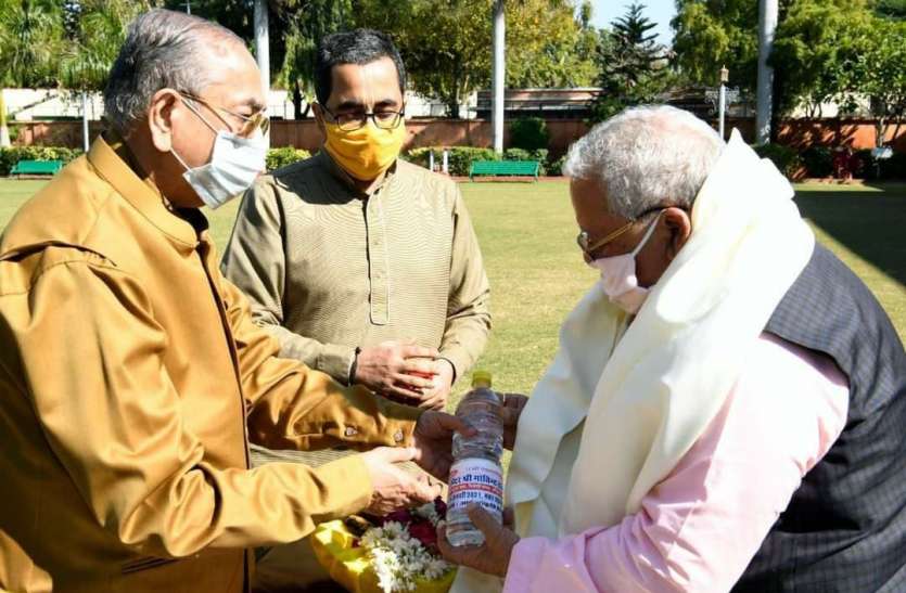 Makar Sankranti 2021: गोविंददेवजी मंदिर में तीर्थों के जल का वितरण आज से Makar Sankranti 2021: गोविंददेवजी मंदिर में तीर्थों के जल का वितरण आज से
