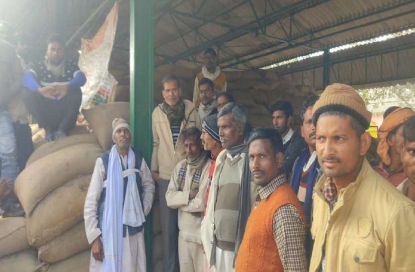 धान क्रय केंद्र पर किसान नेताओं का हंगामा, केंद्र प्रभारी को बनाया बंधक धान क्रय केंद्र पर किसान नेताओं का हंगामा, केंद्र प्रभारी को बनाया बंधक