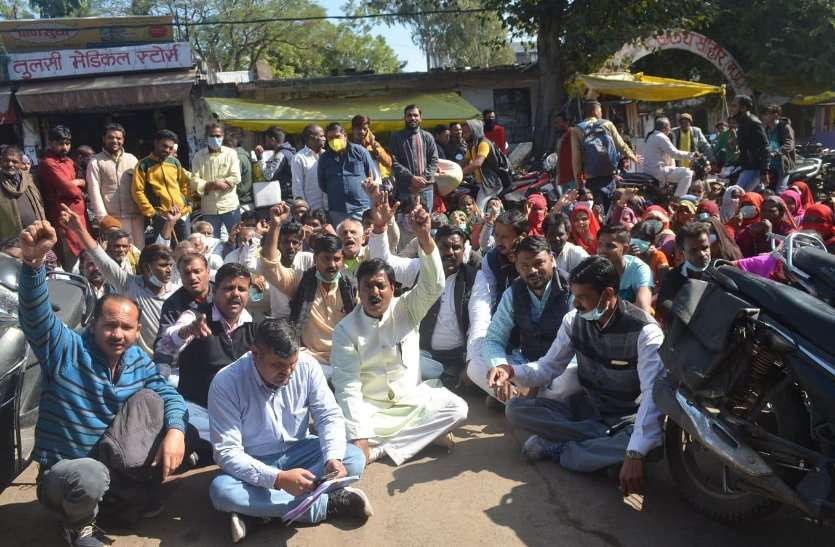 नगर पालिका का घेराव करने पहुंचे कांग्रेसी सड़क पर बैठे, लगाए भष्टाचार के आरोप नगर पालिका का घेराव करने पहुंचे कांग्रेसी सड़क पर बैठे, लगाए भष्टाचार के आरोप