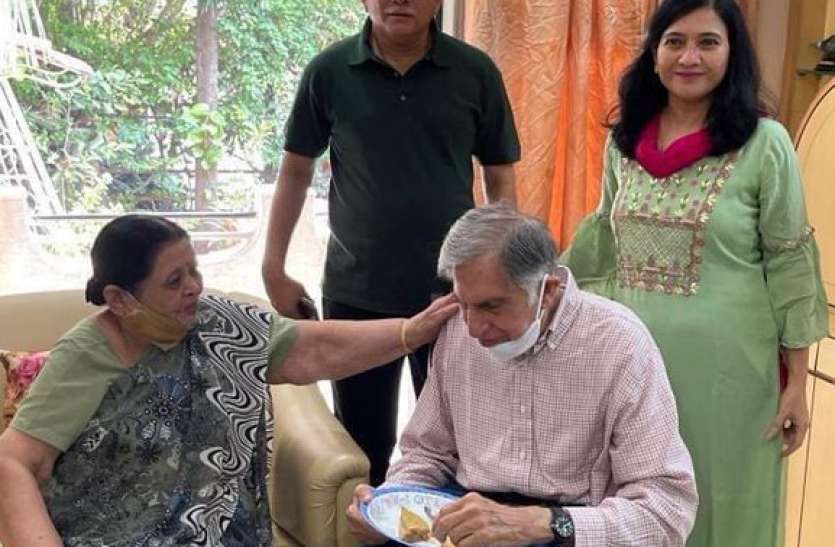 Ratan tata बीमार कर्मचारी का हाल लेने अचानक उसके घर पहुंचे रतन टाटा, तस्वीर हो रही वायरल