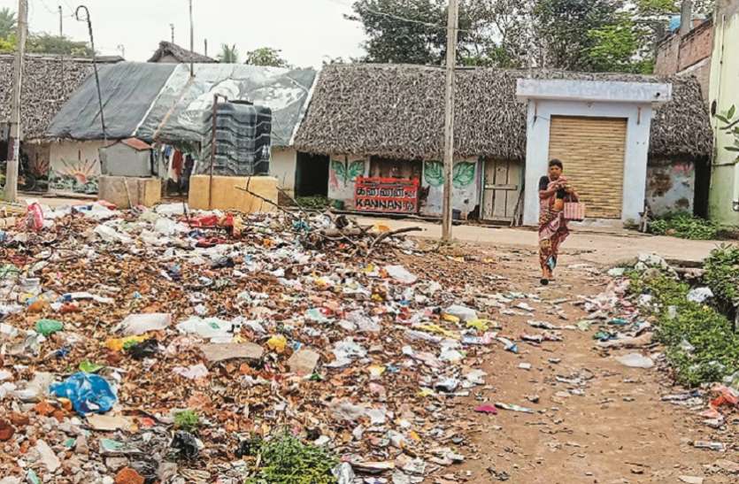 एक माह से नहीं उठा कचरा, गंदगी के बीच त्योहार मनाने की विवशता एक माह से नहीं उठा कचरा, गंदगी के बीच त्योहार मनाने की विवशता