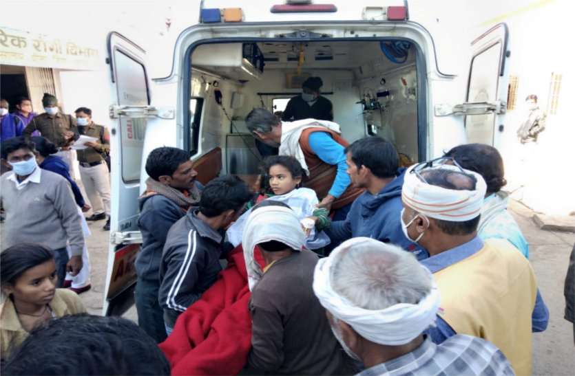 A tractor-trolley full of devotees going to visit Ranchhor Dham overturned, eighteen people injured, one dead रणछोर धाम दर्शन करने जा रहे श्रद्धालुओं से भरी ट्रैक्टर-ट्रॉली पलटी, अठारह लोग घायल, एक की मौत
