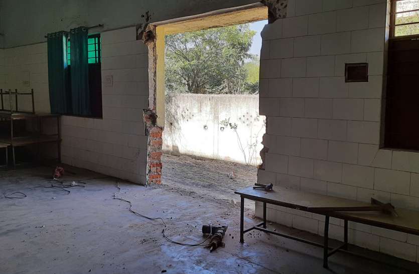 कोरोना वैक्सीन केंद्र बनाने तोड़ी अस्पताल की दीवार कोरोना वैक्सीन केंद्र बनाने तोड़ी अस्पताल की दीवार