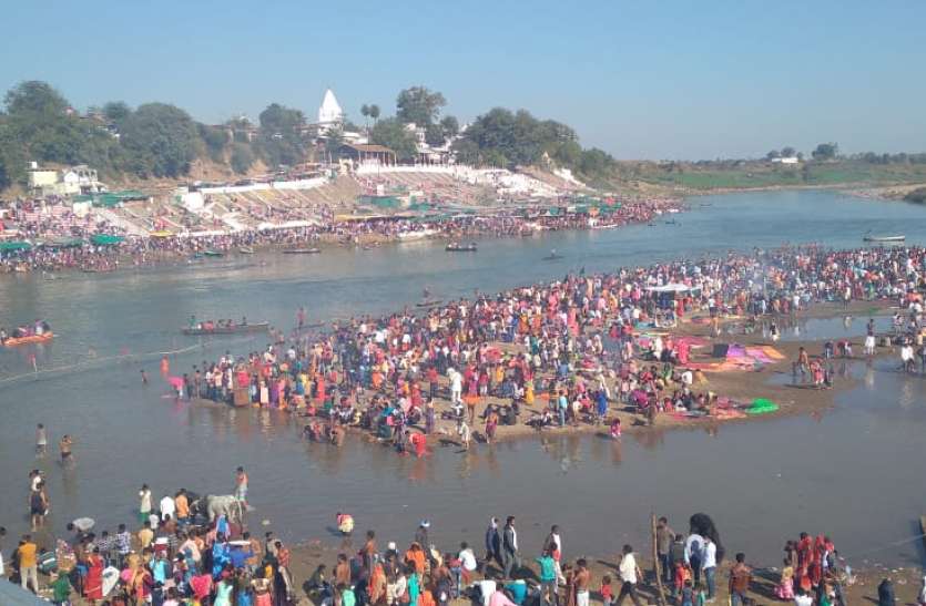 1501nsp1.jpg मकर संक्रांति पर उमड़ा आस्था का सैलाब, नर्मदा घाटों पर चलता रहा स्नान दान और पूजन