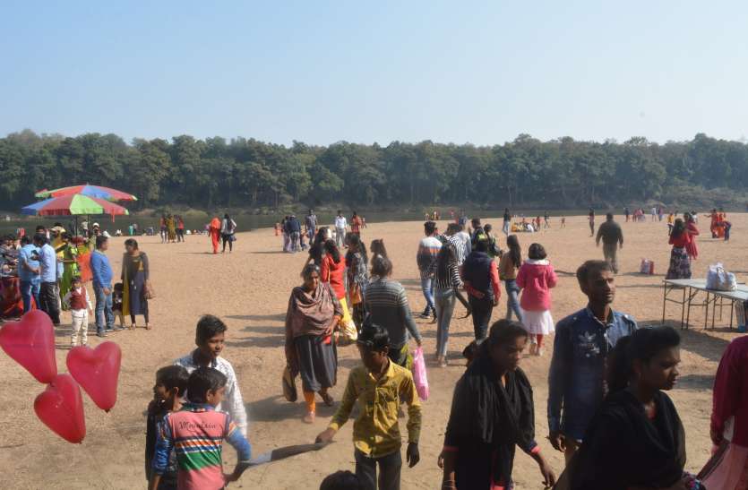 सूर्य को अध्र्य देकर की मंगल कामना सूर्य को अध्र्य देकर की मंगल कामना