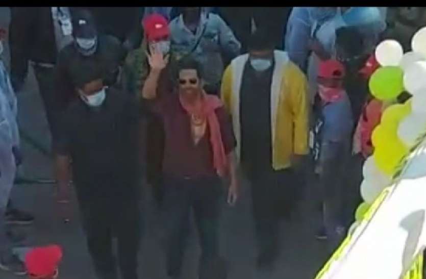 बच्ची की बर्थ डे पार्टी में पहुंचे अक्षय कुमार बच्ची की बर्थ डे पार्टी में पहुंचे अक्षय कुमार