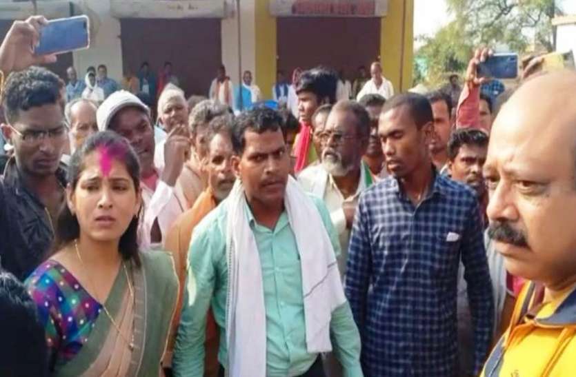 गोहरापदर जिला सहकारी बैंक में किसानों ने किया जमकर हंगामा गोहरापदर जिला सहकारी बैंक में किसानों ने किया जमकर हंगामा