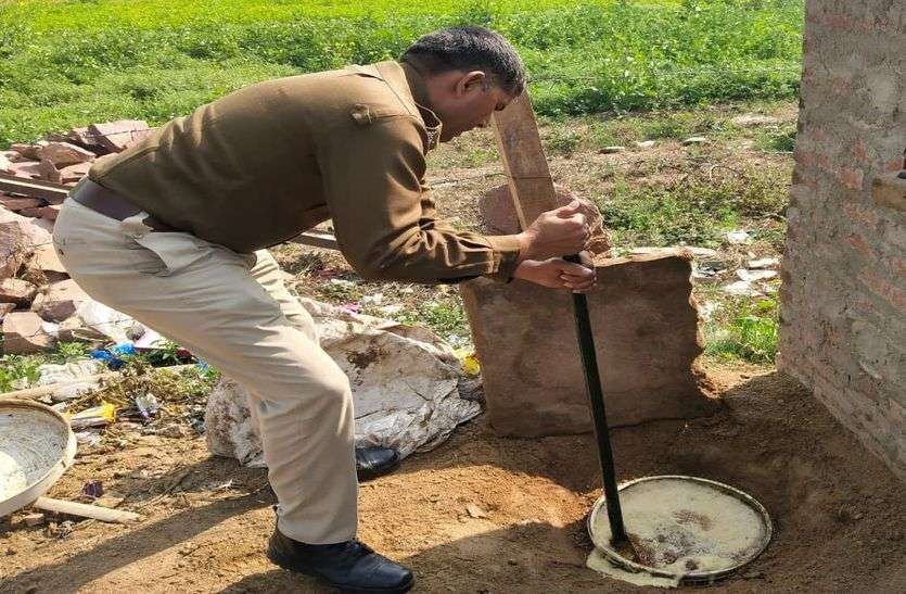 Police ban on illegal liquor, 5 thousand liter wash also destroyed अवैध शराब पर चला पुलिस का डंडा,5 हजार लीटर वॉश को भी किया नष्ट