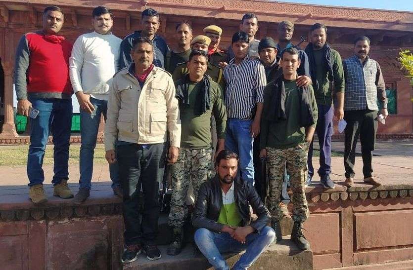 Two crooks of five thousand each arrested by police पांच-पांच हजार के दो बदमाश पुलिस की गिरफ्त में