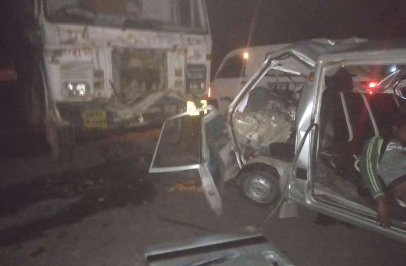 मैहर जा रहे थे मऊरानीपुर के लोग रीवा ग्वालियर नेशनल हाइवे पर ट्रक ने वैन को मारी टक्कर, 4 की मौत, 4 गंभीर घायल