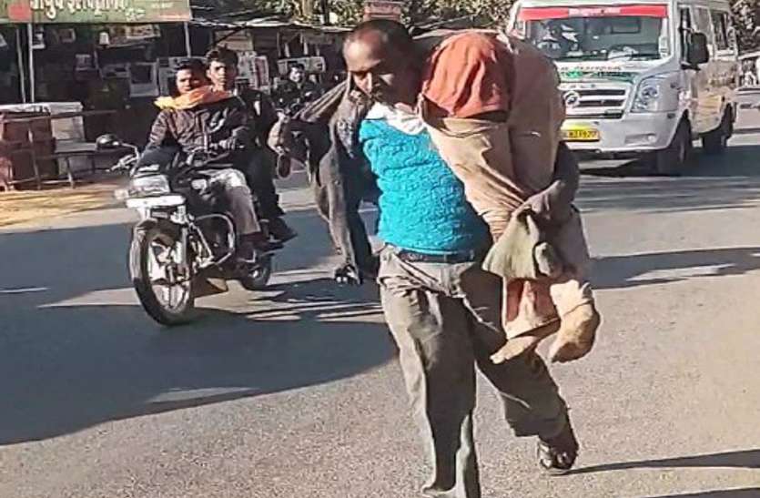 Video: रिटायर्ड सैनिक ने कार से रौंदकर राहगीर की ले ली जान, फिर शव को कंधे पर ढोकर पुलिस चौकी में पटका Video: रिटायर्ड सैनिक ने कार से रौंदकर राहगीर की ले ली जान, फिर शव को कंधे पर ढोकर पुलिस चौकी में पटका