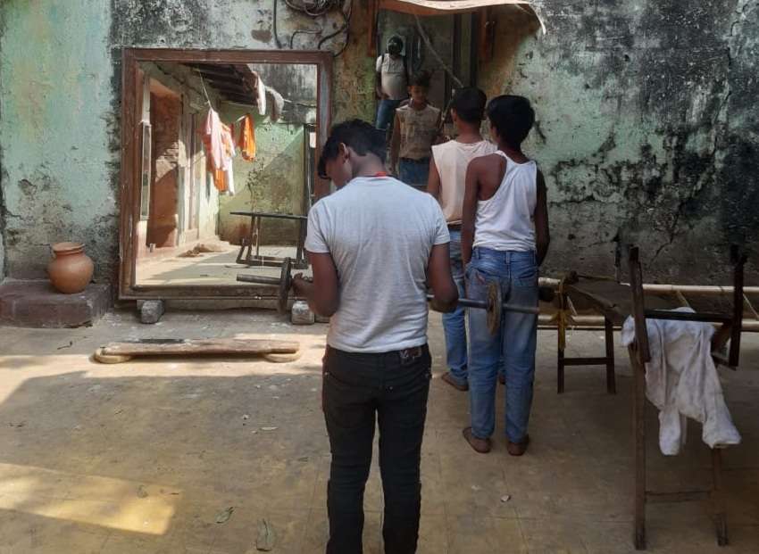 कोलकाता के दशकों पुराने अखाड़े में जीवंत है दांवपेंच
