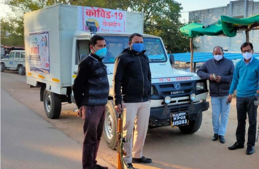 जिला स्तरीय कंट्रोल रुम बनाया गया वैक्सीनेशन काउंट डाउन शुरु, ग्वालियर से वैक्सीन की वैन देर रात छतरपुर पहुंची