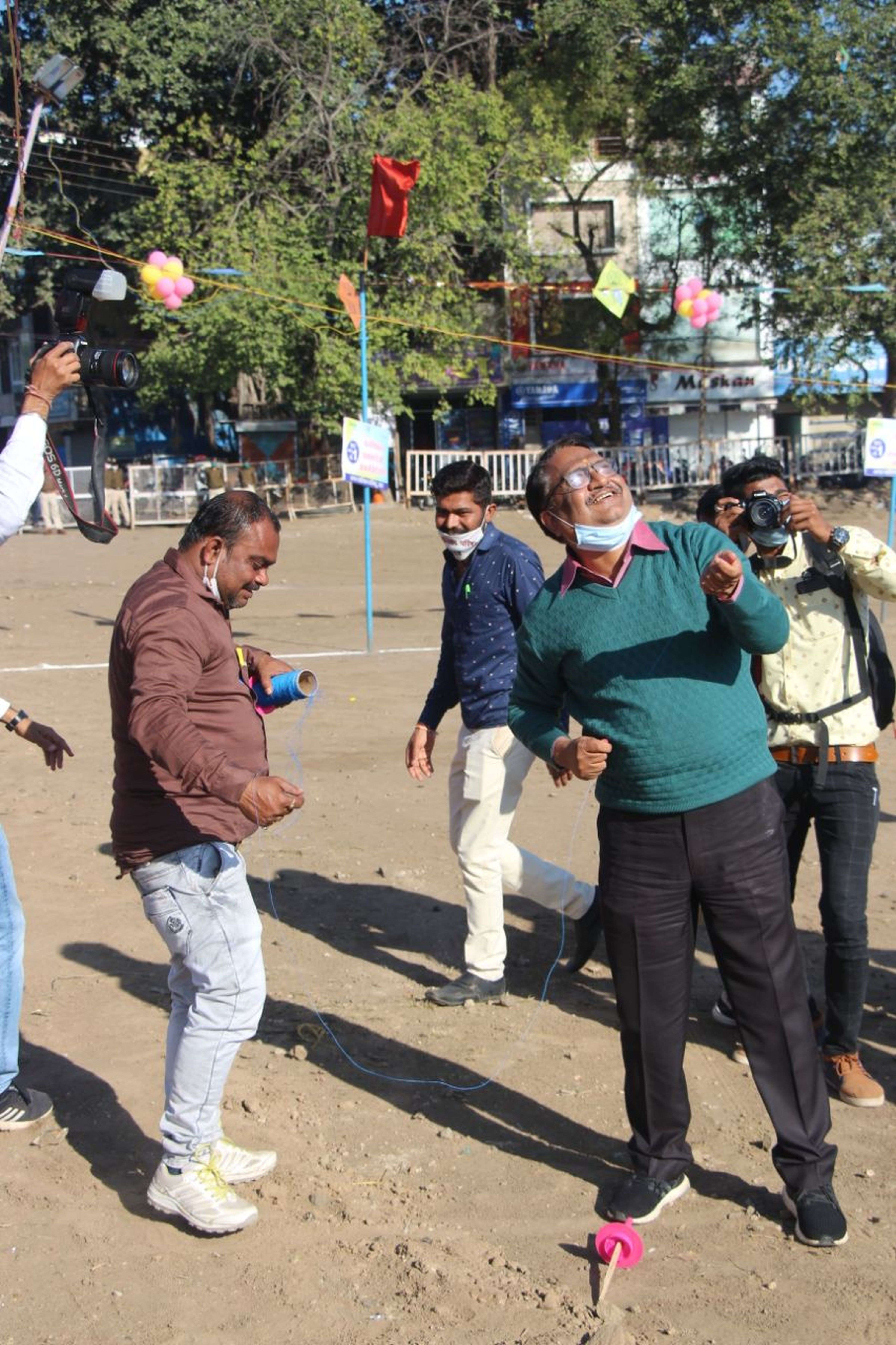 विधायक ने थामी चकरी, सीएमओ ने उडाई पतंग (देखे वीडियो)