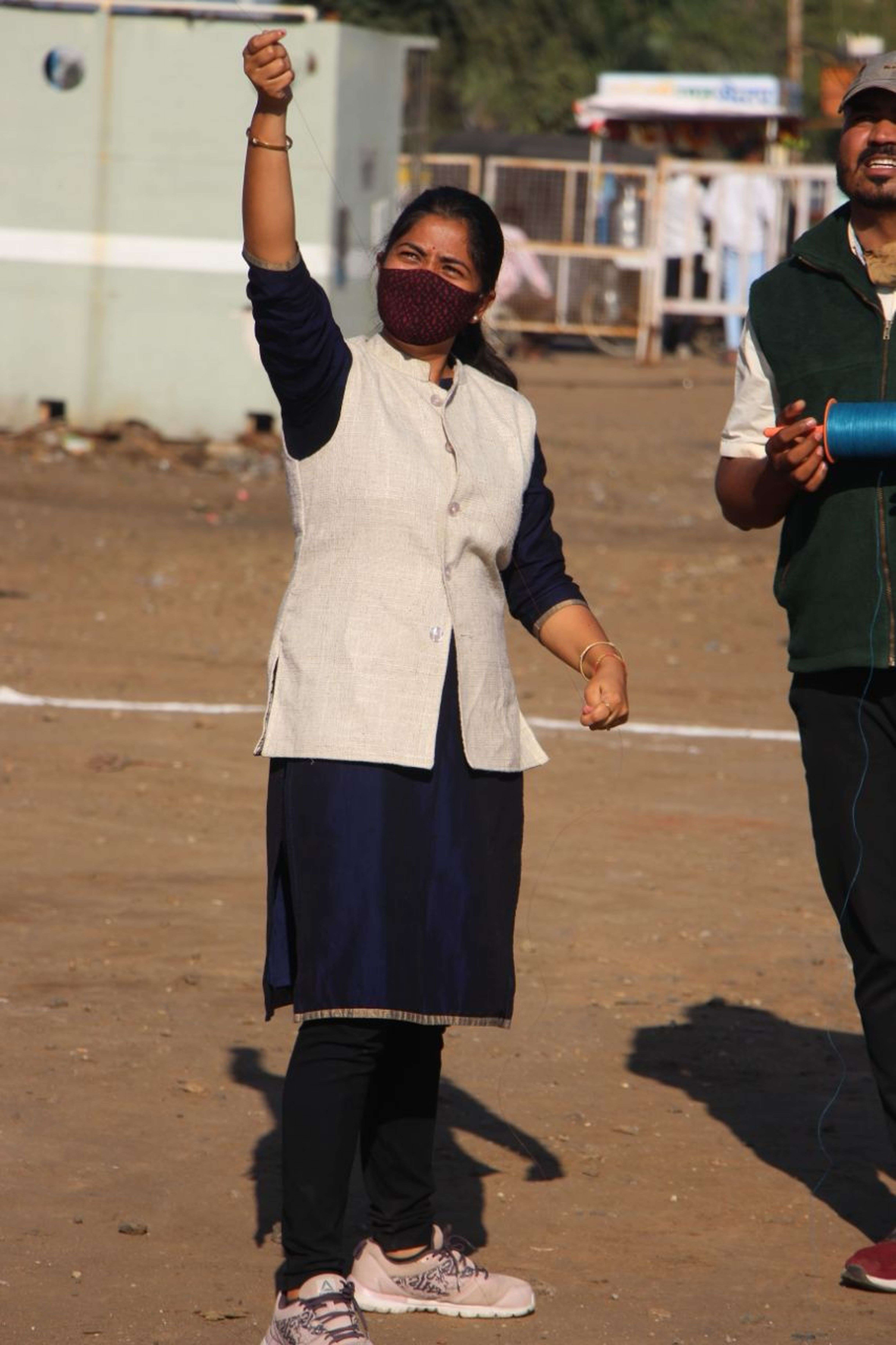 विधायक ने थामी चकरी, सीएमओ ने उडाई पतंग (देखे वीडियो)