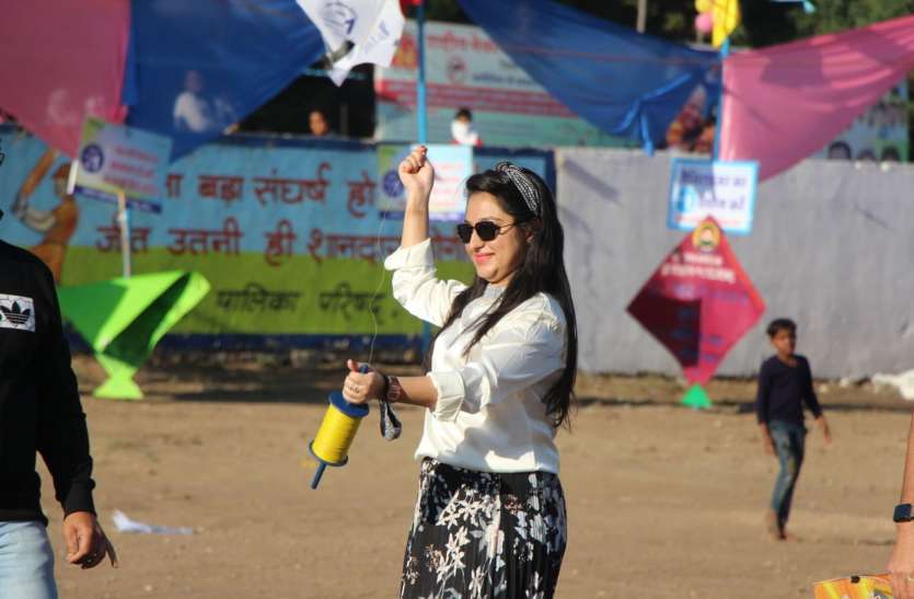 विधायक ने थामी चकरी, सीएमओ ने उडाई पतंग (देखे वीडियो) विधायक ने थामी चकरी, सीएमओ ने उडाई पतंग (देखे वीडियो)