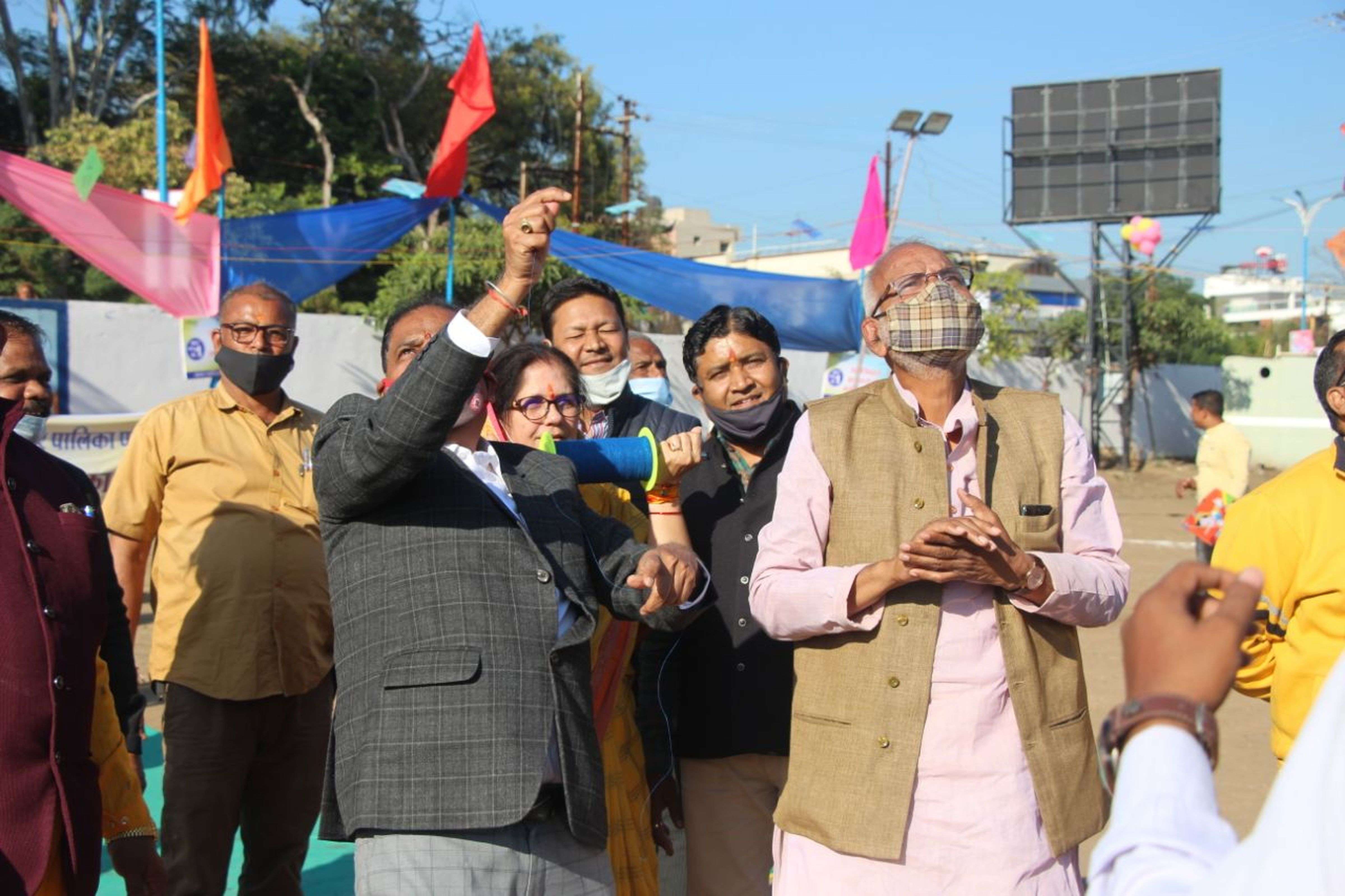 विधायक ने थामी चकरी, सीएमओ ने उडाई पतंग (देखे वीडियो)