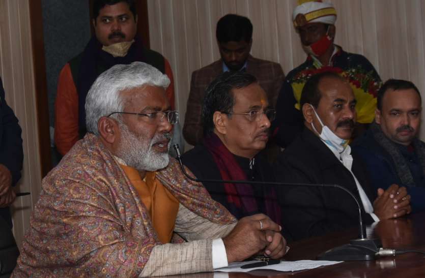 वन्दे मातरम की जय जयकार हो। सपा ,बसपा कोई पार्टी नहीं ट्रस्ट है :स्वतंत्र देव सिंह