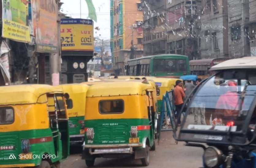 पिलखाना मोड़ पर अवैध ऑटो पार्किंग से लगता है जाम पिलखाना मोड़ पर अवैध ऑटो पार्किंग से लगता है जाम