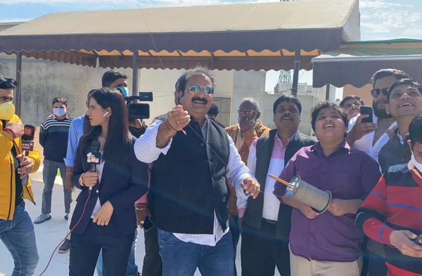 Minister Khachariwas flying kite with the family मंत्री खाचरियावास ने परिवार के साथ की पतंगबाजी