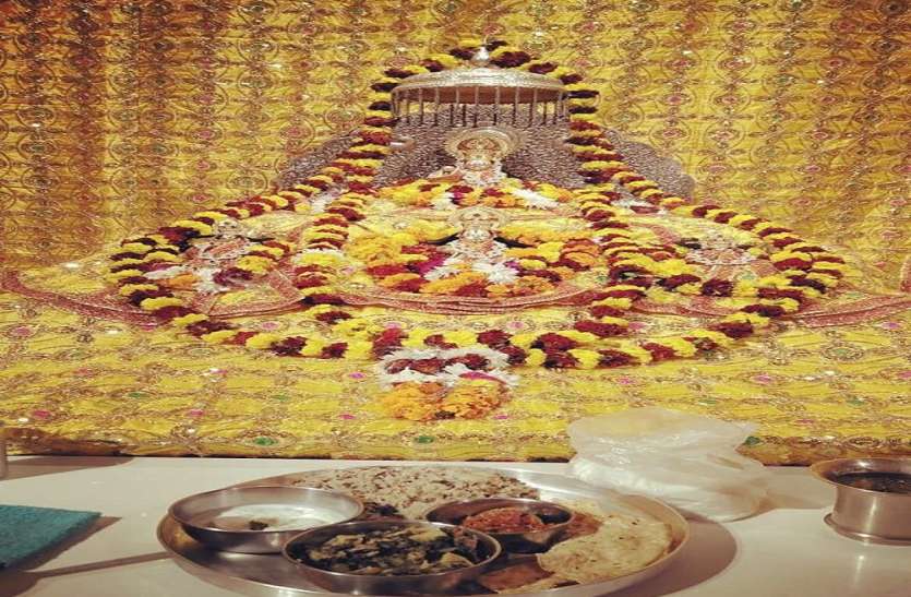 मकर संक्रांति पर पीलावस्त्र धारण किये श्री रामलला, खिचड़ी का लगाया गया भोग मकर संक्रांति पर पीलावस्त्र धारण किये श्री रामलला, खिचड़ी का लगाया गया भोग