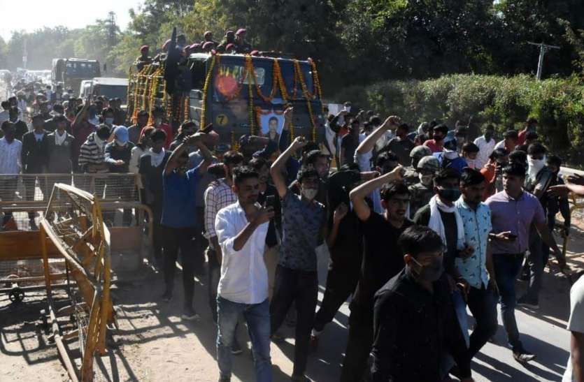 नम आंखों व जयकारों के बीच कैप्टन को दी विदाई नम आंखों व जयकारों के बीच कैप्टन को दी विदाई