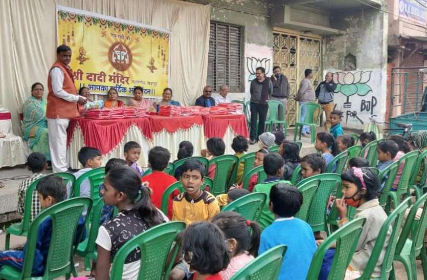 100 बच्चों को स्वेटर वितरित 100 बच्चों को स्वेटर वितरित