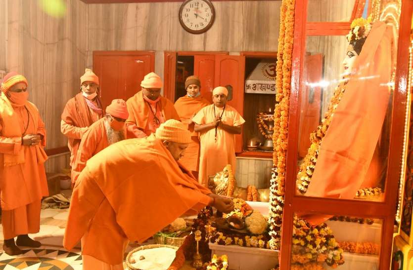 khichadi_yogi.jpg Makar Sankranti: गोरखपुर में शुरू हुआ खिचड़ी मेला, सीएम योगी ने बाबा गोरखनाथ को चढ़ाई पहली खिचड़ी