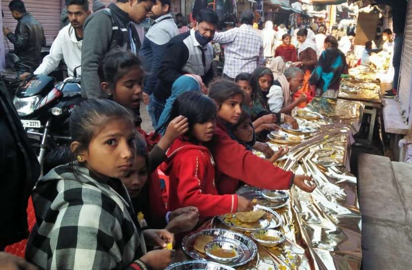 मकर संक्रांति पर्व पर खूब चला दान-पुण्य का सिलसिला मकर संक्रांति पर्व पर खूब चला दान-पुण्य का सिलसिला