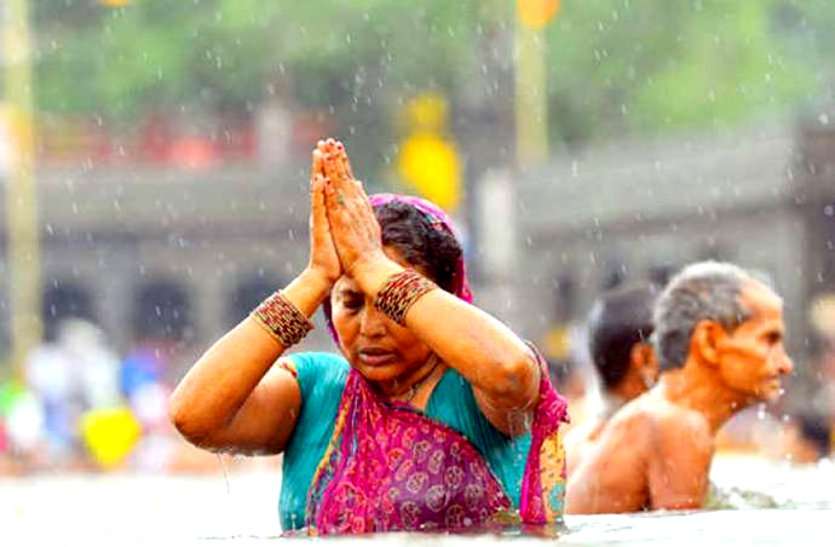 मिनी इंडिया में संक्रांति के कई रंग, शिवनाथ में डुबकी लगाकर निभाई दान की परंपरा, पारंपरिक व्यंजनों से सजी पोंगल और लोहड़ी मिनी इंडिया में संक्रांति के कई रंग, शिवनाथ में डुबकी लगाकर निभाई दान की परंपरा, पारंपरिक व्यंजनों से सजी पोंगल और लोहड़ी