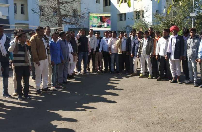 सरपंचों ने किया प्रदर्शन, जलाई आदेशों की प्रतियां सरपंचों ने किया प्रदर्शन, जलाई आदेशों की प्रतियां