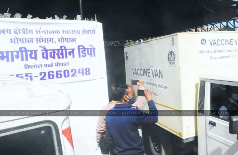 80 से घटाकर 12 किए गए वैक्सीनेशन सेंटर, सप्ताह में केवल इन 4 दिनों में होगा टीकाकरण 80 से घटाकर 12 किए गए वैक्सीनेशन सेंटर, सप्ताह में केवल इन 4 दिनों में होगा टीकाकरण