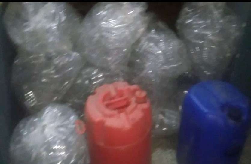Police are threatened by liquor smugglers, they will die घर में बनाते गांव में बेचते थे देसी शराब