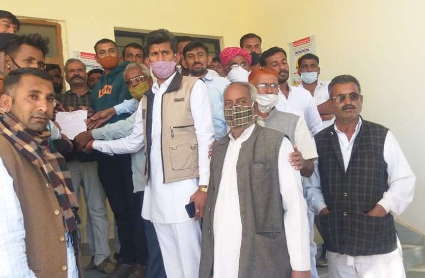 सरपंचों ने जताया रोष, सौंपा ज्ञापन सरपंचों ने जताया रोष, सौंपा ज्ञापन