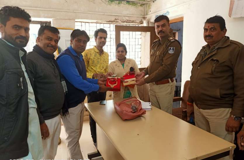 सड़क पर मिला ज्वेलरी से भरा पर्स सड़क पर मिला ज्वेलरी से भरा पर्स