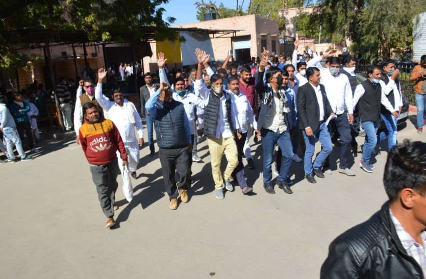 Sarpanchs protest against opening of PD account पीडी खाते खोलने के विरोध में जिलेभर के सरपंचों ने जताया विरोध