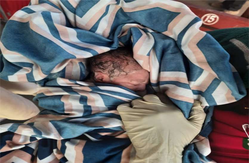 Delivery in Lokmanya Tilak-Gorakhpur Express, gave birth to a healthy baby लोकमान्य तिलक-गोरखपुर एक्सप्रेस में हुआ प्रसव, स्वस्थ बच्चे को दिया जन्म