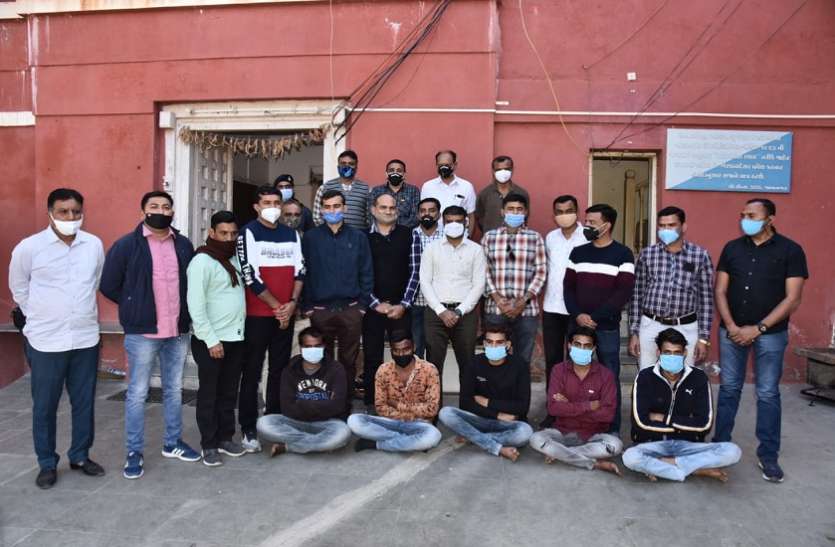 जेल से निकलते ही सामूहिक हत्या की साजिश की विफल, एलसीबी ने जेल के बाहर से सात आरोपियों को पकड़ा जेल से निकलते ही सामूहिक हत्या की साजिश की विफल, एलसीबी ने जेल के बाहर से सात आरोपियों को पकड़ा
