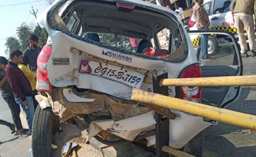 एनएच पर ट्रक ने कार को मारी टक्कर, डिवाइडर से टकराते ही उड़ गए परखच्चे, शिक्षक व 2 महिला समेत 4 घायल